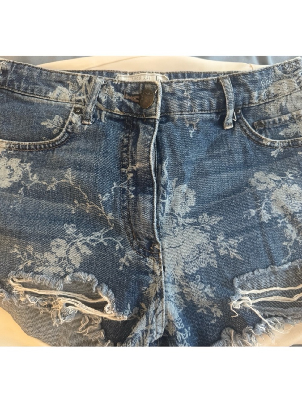 Free People Distressed Floral Denim Shorts Size 27 🤍
